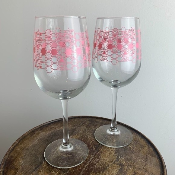 RARE~Set of 2 Vintage Retro 1980s Clear Wine Glasses w/Pink Geometric Design~EUC - Picture 1 of 7